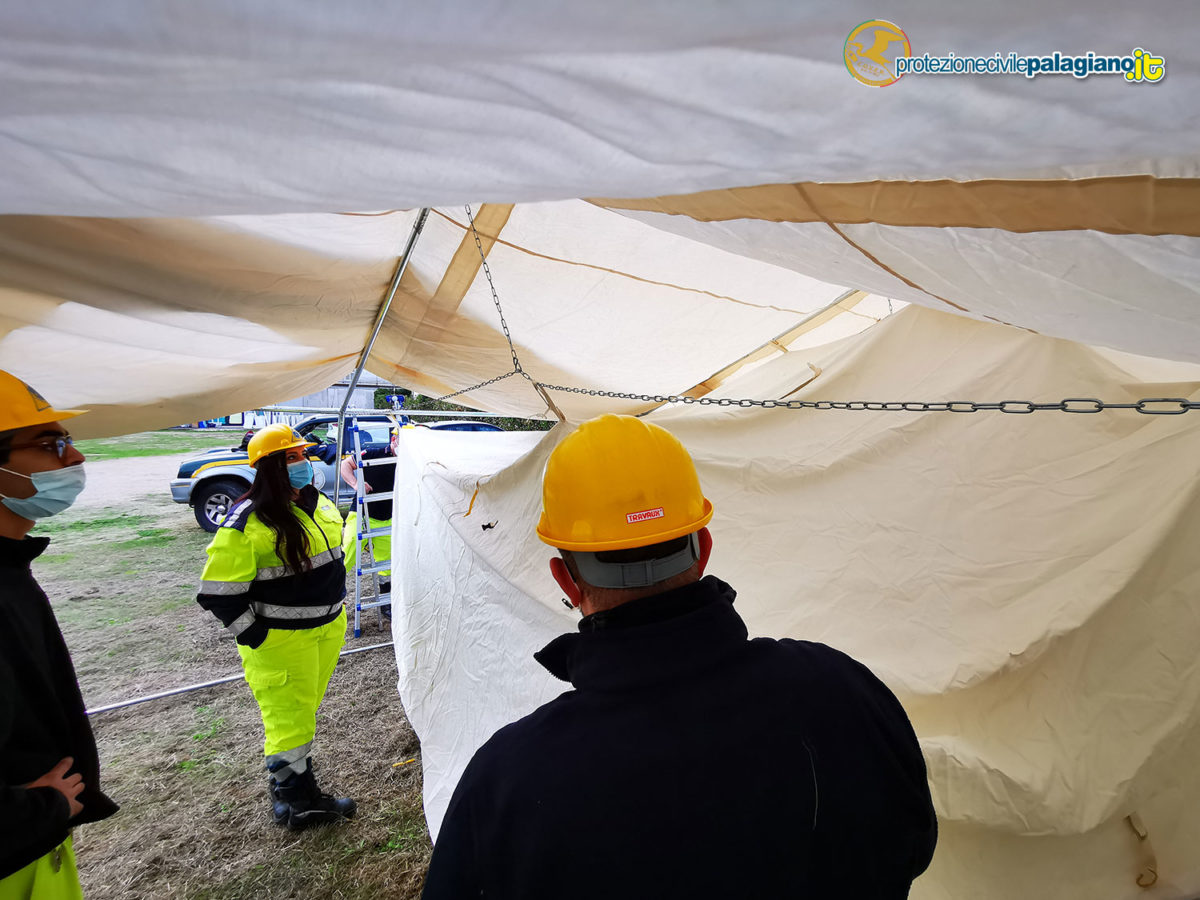 COVID 19 Installazione tenda per Drive-Through a Palagiano